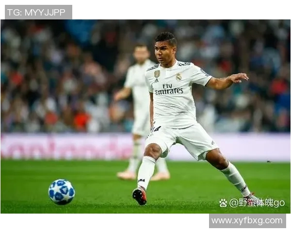 足球明星如何通过不同方式展现球员身份与个人魅力的深度解析